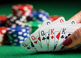 Cartes et jetons sur une table de poker