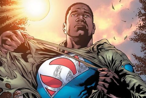 Vignette de bande dessin&eacute;e de DC dans laquelle un superman color&eacute; peut &ecirc;tre vu montrant la lettre sur son costume