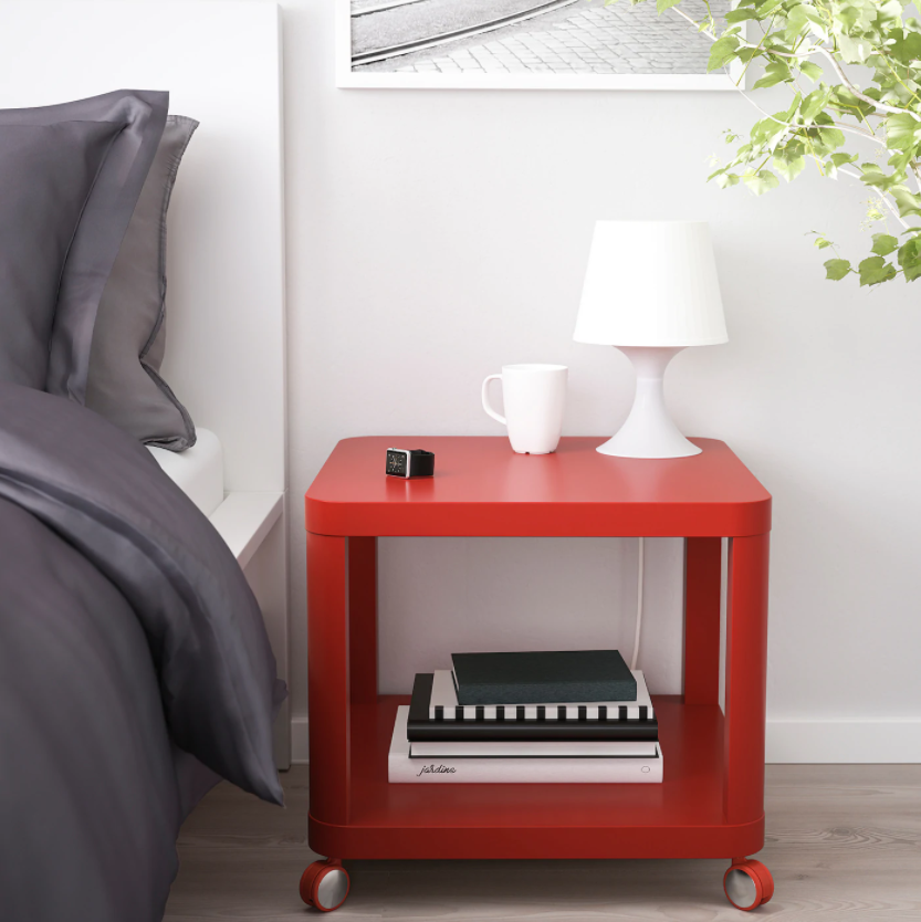Table d'appoint TINGBY IKEA.  Une table d'appoint rouge