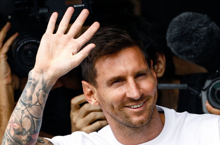 Le footballeur argentin Lionel Messi salue les supporters depuis une fenêtre après avoir atterri le 10 août 2021 à l'aéroport du Bourget, au nord de Paris, pour devenir le nouveau joueur du Paris Saint-Germain après son départ de Barcelone, le club Photo de SAMEER AL-DOUMY /AFP via Getty Images