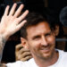 le footballeur argentin lionel messi salue les sup Le footballeur argentin Lionel Messi salue les supporters depuis une fenêtre après avoir atterri le 10 août 2021 à l'aéroport du Bourget, au nord de Paris, pour devenir le nouveau joueur du Paris Saint-Germain après son départ de Barcelone, le club Photo de SAMEER AL-DOUMY /AFP via Getty Images