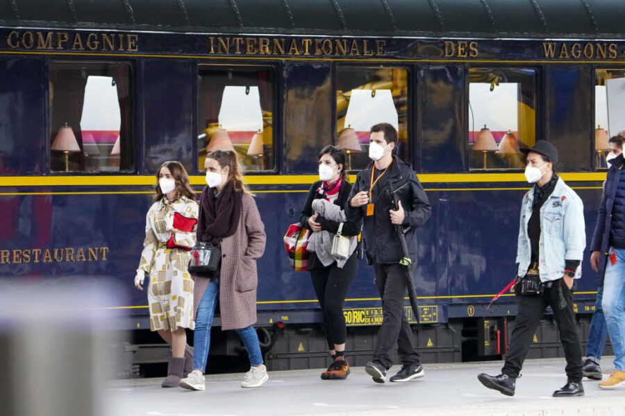 lily collins emily &agrave; paris saison 2 train shot